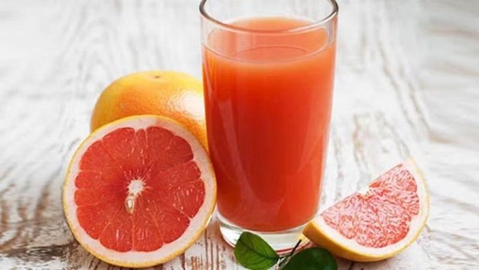 Nếu muốn thay đổi khẩu vị bằng một thức uống có vị trái cây, nước ép bưởi là lựa chọn đáng cân nhắc. Bưởi chứa nhiều nước và vitamin C, đồng thời có vị chua ngọt tự nhiên. Khi uống nguyên chất và không thêm đường, nước ép bưởi có thể giúp thực đơn đồ uống trở nên đa dạng hơn mà vẫn dễ kiểm soát calo. Ảnh: Bách hoá Xanh