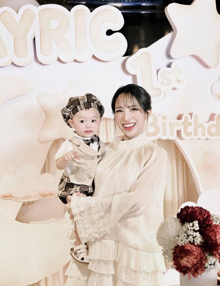 Trước đó, Joyce Phạm và ông xã Tâm Nguyễn lần lượt chào đón các con Jayden vào tháng 3/2020, Jayla sau đó hai năm, Jayson vào cuối tháng 6/2024 và Jayric. Việc chuẩn bị đón thêm thành viên mới khiến nhiều người không khỏi bất ngờ trước gia đình đông con của cặp đôi Gen Z. Ảnh: FB Phạm Trần Nguyễn Minh Phạm
