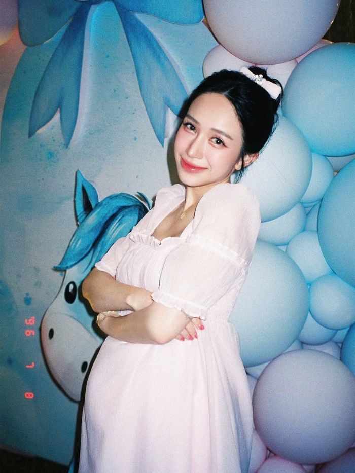 Điều khiến Joyce Phạm được chú ý không chỉ nằm ở chuyện làm mẹ của nhiều em bé mà còn ở khả năng duy trì phong độ nhan sắc. Dù đang mang thai, cô vẫn xuất hiện với gương mặt tươi tắn, thần thái rạng rỡ và vẻ ngoài trẻ trung. Ảnh: FB Phạm Trần Nguyễn Minh Phạm