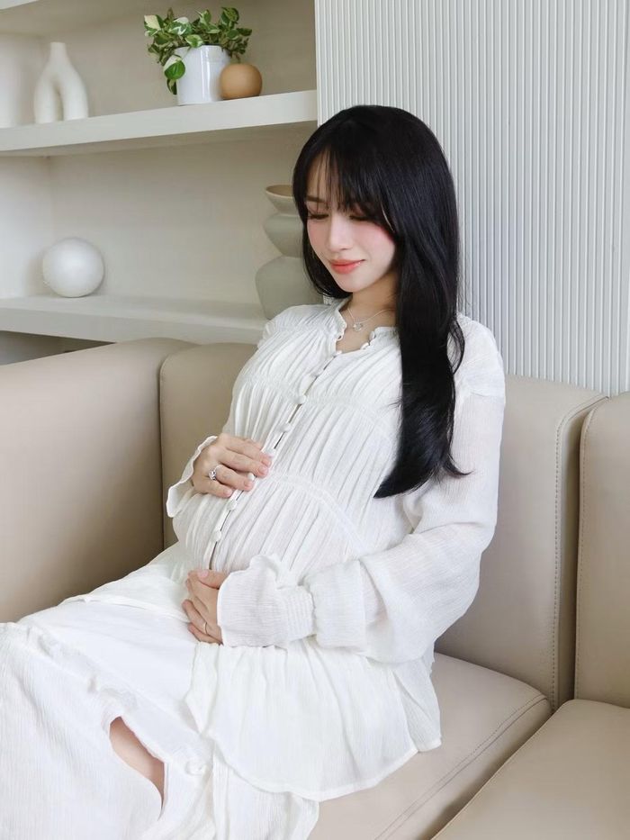 Hành trình chuẩn bị đón em bé thứ 5 tiếp tục khiến Joyce Phạm trở thành tâm điểm chú ý. Hình ảnh bà mẹ trẻ vẫn giữ được vẻ rạng rỡ, phong cách và năng lượng trẻ trung đang nhận được nhiều sự quan tâm từ cộng đồng mạng. Ảnh: FB Phạm Trần Nguyễn Minh Phạm