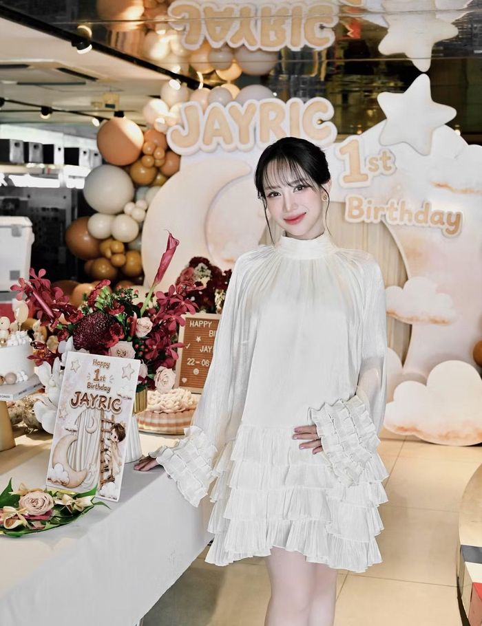 Thời gian gần đây, Joyce Phạm (tên thật Phạm Trần Nguyễn Minh Anh, sinh năm 1999) gây chú ý khi chia sẻ thông tin đang mang thai em bé thứ 5. Thông tin nhanh chóng nhận được sự quan tâm lớn từ cộng đồng mạng, bởi cô mới sinh nhóc tỳ Jayric cách đây khoảng một năm. Ảnh: FB Phạm Trần Nguyễn Minh Phạm