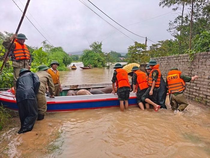 Công an xã Kép đồng hành cùng nhân dân khắc phục khó khăn mùa mưa lũ.