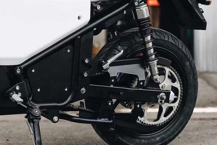 So với xe máy xăng với mức bảo dưỡng hàng tháng 800.000 và giá xăng RON92 ở mức ₫25,000/L (tháng 5/2026), chiếc xe máy điện Volty U1 mới này sẽ giúp tiết kiệm 2,87 triệu đồng/tháng, 34,4 triệu đồng cho shipper và 3,44 tỷ đồng cho đội 100 xe của một công ty.