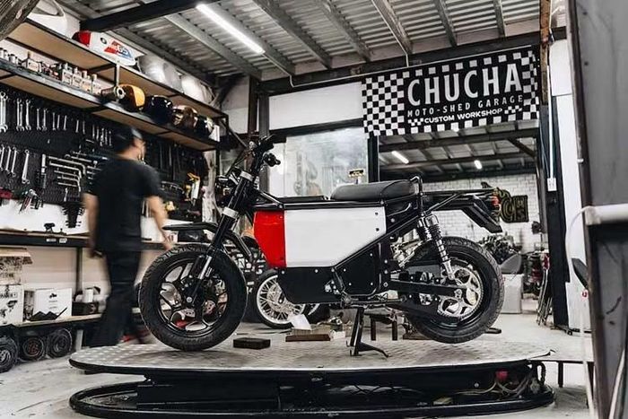 Trước đó, chiếc N1-S của hãng cũng rất ấn tượng về mọi mặt và dù có giá đắt, nhưng hãng cũng đã nhận được một lượng người quan tâm và đặt cọc không nhỏ. Cuối cùng, dự án mô tô "phân khối lớn" chạy điện này cũng đã bị tạm ngưng. Hy vọng rằng lần này sau khi đã đã dành "thời gian nghiêm túc nhìn lại thị trường và nguồn lực", NUEN có thể thành công với Volty U1.