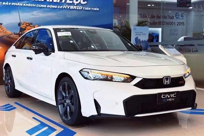 Honda Civic: 34 xe Tương tự tháng liền trước, Honda Civic cũng lọt vào top 10 ôtô ế nhất Việt Nam. Doanh số của mẫu sedan hạng C này đạt 34 chiếc, giảm 8,1%. Doanh số cộng dồn trong 7 tháng đầu năm 2026 của Honda Civic đạt 473 xe. Với sự thất thế của phân khúc sedan hạng C ở thị trường Việt Nam, Honda Civic bị khách hàng trong nước thờ ơ.