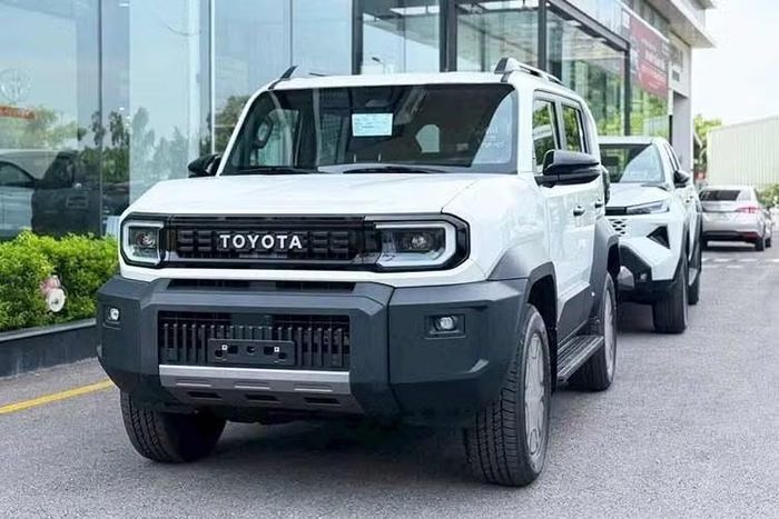 Toyota Land Cruiser FJ: 30 xe Toyota Land Cruiser FJ là mẫu xe lần đầu tiên góp mặt trong top xe ế. Nguyên nhân là bởi mẫu xe này mới ra mắt Việt Nam trong tháng 7/2026. Tuy nhiên, Toyota Land Cruiser FJ có khởi đầu khá chậm khi doanh số chỉ đạt 30 chiếc do nguồn cung hạn chế. Thậm chí, khách hàng muốn nhận mẫu SUV cỡ nhỏ này sớm còn phải chi số tiền khoảng 50 triệu đồng để mua phụ kiện tại đại lý.