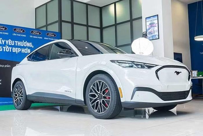 Ford Mustang Mach-E: 6 xe Tương tự tháng liền trước, trong tháng 7/2026, mẫu xe bán kém nhất Việt Nam vẫn là Ford Mustang Mach-E. Doanh số của mẫu ôtô thuần điện đến từ Mỹ này đạt 6 chiếc, không tăng, không giảm so với tháng 6/2026. Trong khi đó, doanh số cộng dồn trong 7 tháng đầu năm nay của Ford Mustang Mach-E đạt 76 xe.