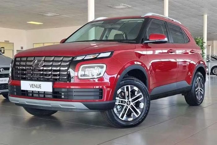 Hyundai Venue: 28 xe Mẫu xe Hyundai thứ hai có mặt trong top 10 ôtô bán kém nhất Việt Nam là Venue. Mẫu SUV hạng A này bán ra 28 xe, giảm 33,3%. Doanh số cộng dồn trong 7 tháng đầu năm nay của Hyundai Venue cũng không quá ấn tượng, dừng ở mức 781 xe. Theo tin đồn, Hyundai Venue tại Việt Nam sẽ bị thay thế bởi người anh em Exter vào cuối năm nay.
