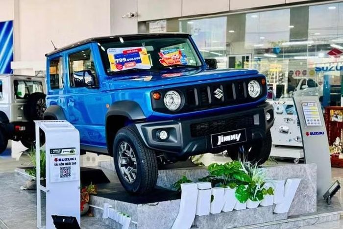 Suzuki Jimny: 33 xe Tuy được hãng liên tục áp dụng ưu đãi đến hơn 100 triệu đồng nhưng Suzuki Jimny vẫn không cải thiện được sức bán mà liên tục xuất hiện trong top 10 ôtô bán ế nhất thị trường. Trong tháng 7/2026, mẫu SUV cỡ nhỏ này sở hữu doanh số chỉ 33 xe, giảm 10,8%. Doanh số tích lũy từ đầu năm đến nay của Suzuki Jimny dừng ở mức 187 xe.
