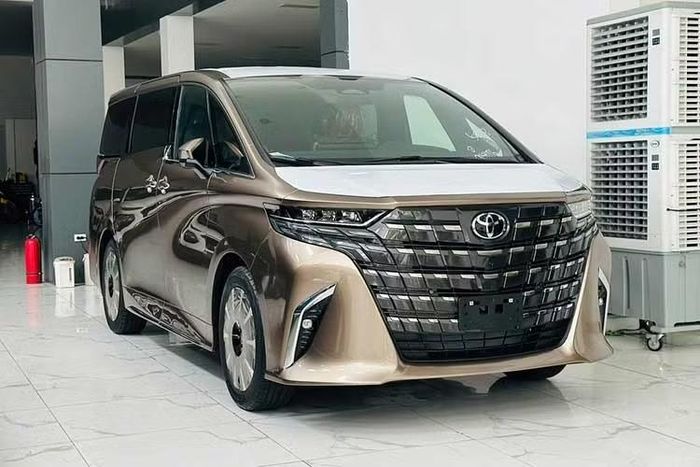 Toyota Alphard: 27 xe Trong phần lớn các tháng, Toyota Alphard đều nằm trong top những mẫu xe có doanh số thấp nhất thị trường Việt Nam. Tháng 7/2026 cũng không phải là ngoại lệ khi doanh số của mẫu xe này dừng ở mức 27 chiếc, giảm 20,5%. Doanh số tích lũy trong 7 tháng đầu năm của mẫu MPV hạng sang này đạt 213 xe.