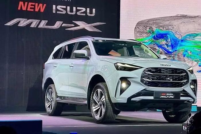 Isuzu mu-X: 18 xe Một cái tên quen thuộc chính là Isuzu mu-X, trong tháng 7 vừa qua mẫu SUV hạng D này chỉ bán được 18 chiếc, tăng trưởng 125%. Con số này nâng doanh số cộng dồn từ đầu năm đến nay của Isuzu mu-X lên 388 xe. Isuzu mu-X vốn sở hữu thiết kế kém nịnh mắt và thương hiệu chỉ được biết đến nhiều trong mảng ôtô tải.