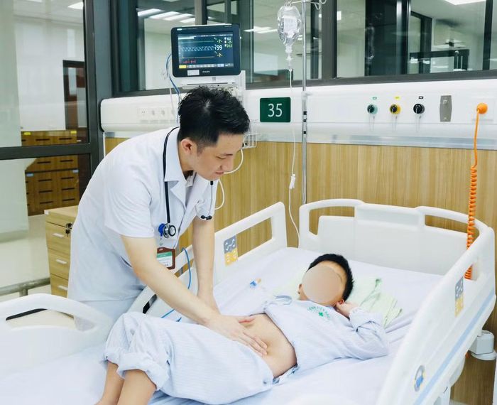 Bác sĩ thăm khám cho bệnh nhân. Ảnh BV
