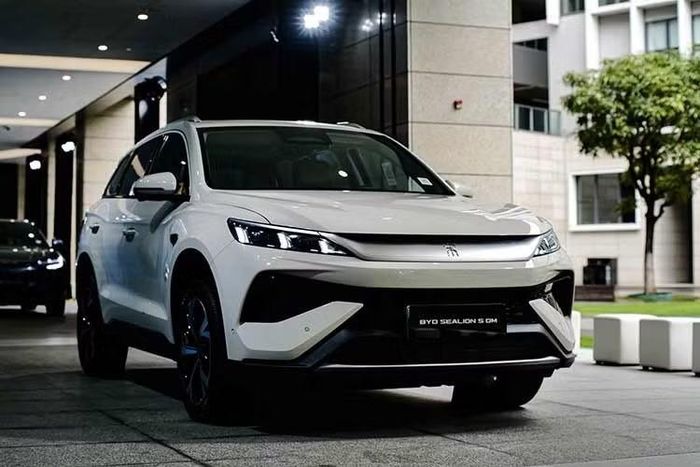 Lợi thế của mẫu xe SUV BYD Sealion 5 nằm ở hệ truyền động PHEV và gói hỗ trợ lái ADAS, trong khi giá dự kiến vẫn ở vùng tương đương nhiều mẫu SUV cỡ C phổ biến đang bán tại thị trường Việt Nam.