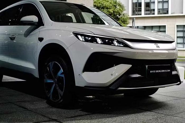 Mẫu xe này được xếp vào nhóm SUV cỡ C, nhưng vị trí sản phẩm thấp hơn Sealion 6 nên danh mục trang bị cũng được tinh giản hơn đáng kể. Tại Thái Lan, cả hai phiên bản của Sealion 5 đều dùng đèn pha LED projector và bộ mâm hợp kim 18 inch.