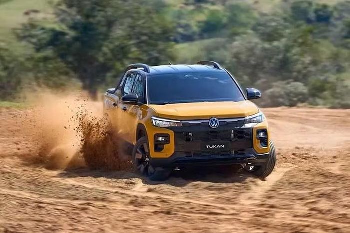 Trên đầu xe, Volkswagen Tukan được trang bị cụm đèn pha LED có hình dáng lấy cảm hứng từ Tiguan dành cho thị trường châu Âu. Chi tiết này tạo cho Tukan diện mạo sắc sảo hơn. Trong khi đó, cản trước phía dưới được sơn màu đen với một chi tiết dạng tổ ong chạy ngang.