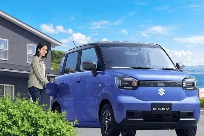 Về ngoại hình, mẫu xe mini điện Suzuki e SKY EV 2027 được trang bị hệ thống đèn LED với đồ họa kỹ thuật số, mâm hợp kim 14 inch kết hợp lốp Dunlop e ENASAVE kích thước 165/65 R14.