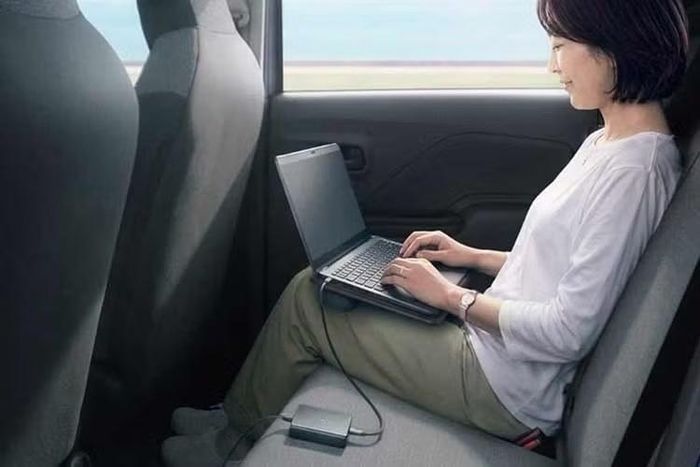 Danh sách trang bị còn có hai cổng USB Type-C, nguồn điện AC 1.500W, kết nối và điều khiển một số chức năng của xe qua ứng dụng điện thoại, sưởi hàng ghế trước và sưởi vô-lăng.