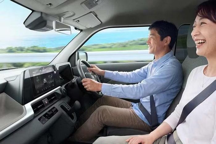 Dù thuộc phân khúc K-Car, nhưng bên trong của e SKY EV vẫn được trang bị khá nhiều tiện nghi. Khoang lái có bảng đồng hồ LCD kỹ thuật số và màn hình cảm ứng trung tâm 10,1 inch tích hợp hệ thống định vị.