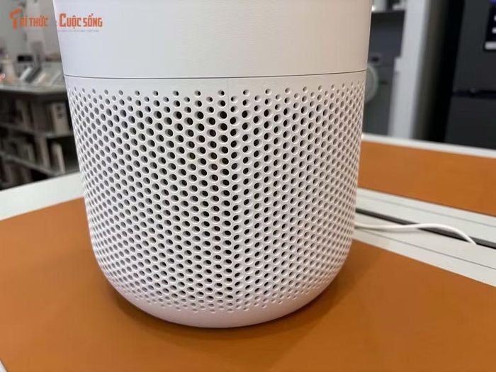 Với lưu lượng phân phối không khí sạch 230 m³/giờ và khả năng hút gió 360 độ, Xiaomi Air Purifier 4 Compact có thể đáp ứng nhu cầu lọc không khí trong những căn phòng có diện tích khoảng 27 m².