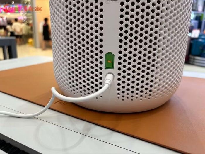 Hệ thống lọc 3 lớp gồm lớp lọc thô, màng lọc hiệu suất cao và lớp than hoạt tính, hỗ trợ loại bỏ các hạt nhỏ trong không khí, đồng thời giảm mùi hôi và khói thuốc trong không gian sống.