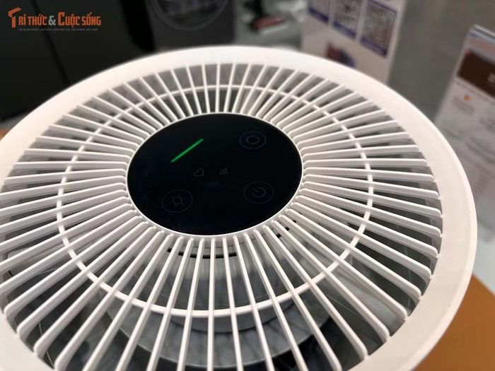 Khi chuyển sang chế độ ngủ, máy vận hành với độ ồn dưới 20 dB, đồng thời tắt đèn hiển thị để hạn chế ảnh hưởng đến giấc ngủ và tối ưu mức tiêu thụ điện trong thời gian sử dụng.