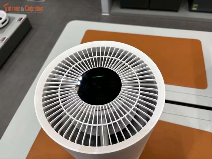 Xiaomi Air Purifier 4 Compact sở hữu kiểu dáng hình trụ tối giản, kích thước Φ220 x 355 mm, phù hợp đặt trên bàn làm việc, phòng ngủ hoặc những không gian có diện tích hạn chế.