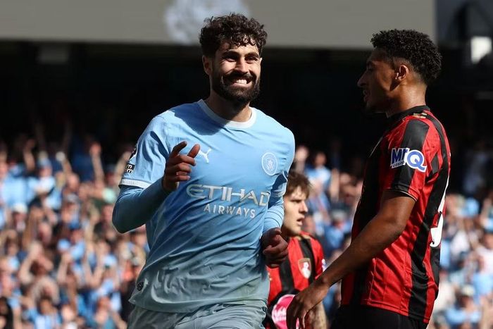Josko Gvardiol ăn mừng bàn thắng muộn giúp Man City ngược dòng hạ Bournemouth 2-1 tại Etihad. Ảnh: AFP.