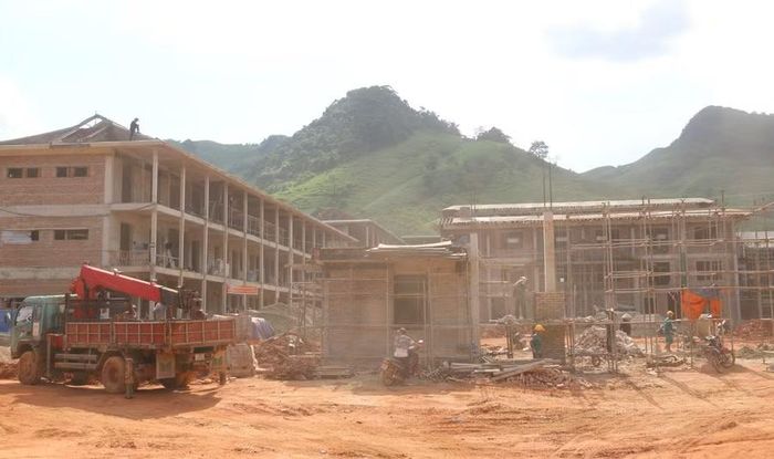 Nhà thầu thi công huy động máy móc, công nhân đẩy nhanh các hạng mục trường học ở Sơn La.