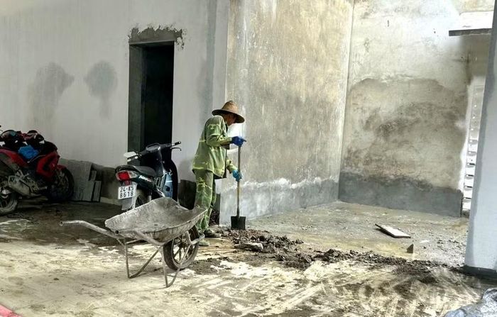 Công nhân tại công trường thi công trường PTNT đang hoàn thiện nền bê tông trong chiến dịch thi công “100 ngày đêm cao điểm”.