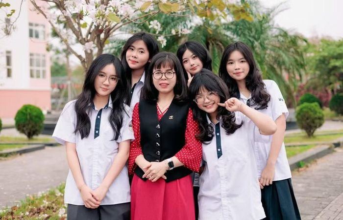 Cô, trò Trường THPT chuyên Nguyễn Huệ, Hà Nội. Ảnh: NTCC