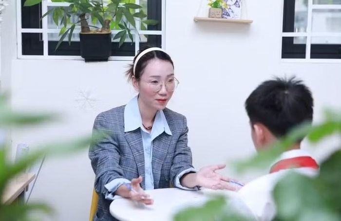 Hoạt động tư vấn 1 - 1 tại Phòng tham vấn tâm lý học đường của Trường THCS Nguyễn Trường Tộ, Hà Nội. Ảnh: Đình Tuệ