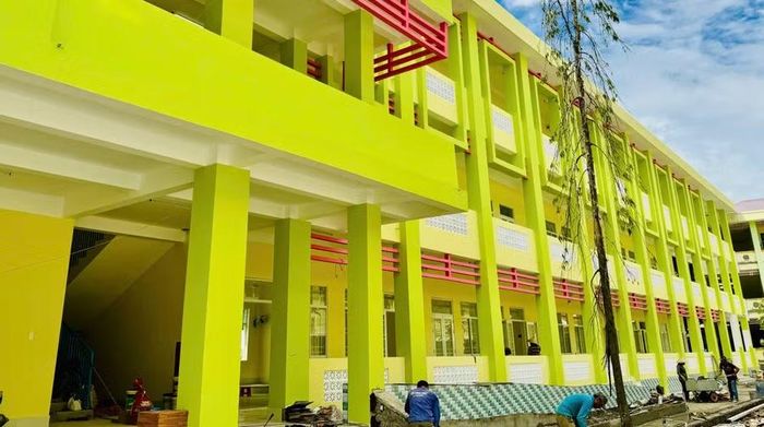 Trường Tiểu học Phùng Ngọc Liêm (phường Bạc Liêu) gấp rút hoàn thành sửa chữa, chỉnh trang chào đón năm học mới.