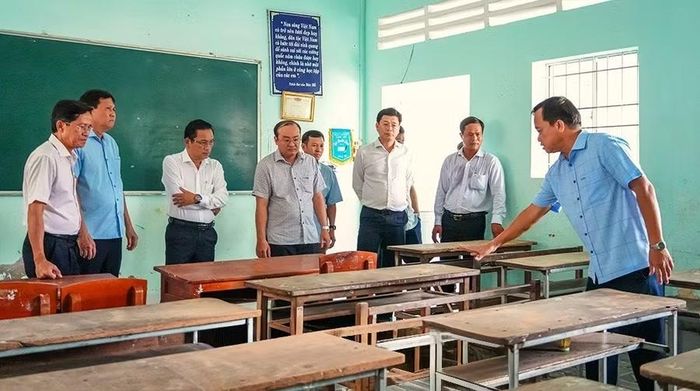 Đoàn công tác Tỉnh ủy Cà Mau kiểm tra chuẩn bị năm học mới tại Trường THCS Lợi An (xã Lương Thế Trân).
