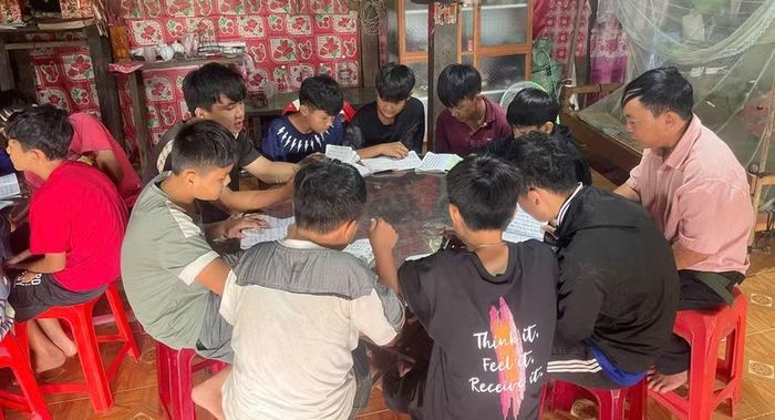  Ông Phượng Chòi Kinh miệt mài học chữ cùng các em nhỏ. 