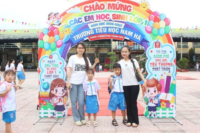 Phụ huynh, giáo viên tranh thủ lưu giữ những khoảnh khắc đẹp của con trong ngày đầu đến trường.