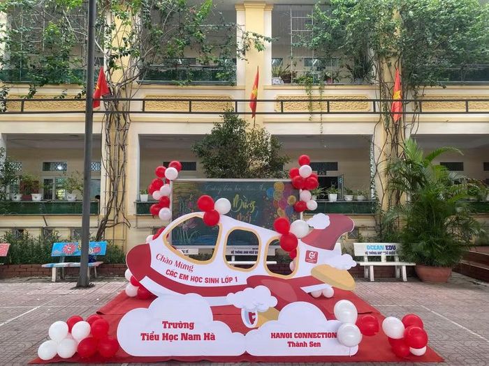 Sân trường được trang trí bắt mắt chào đón học sinh lớp 1.