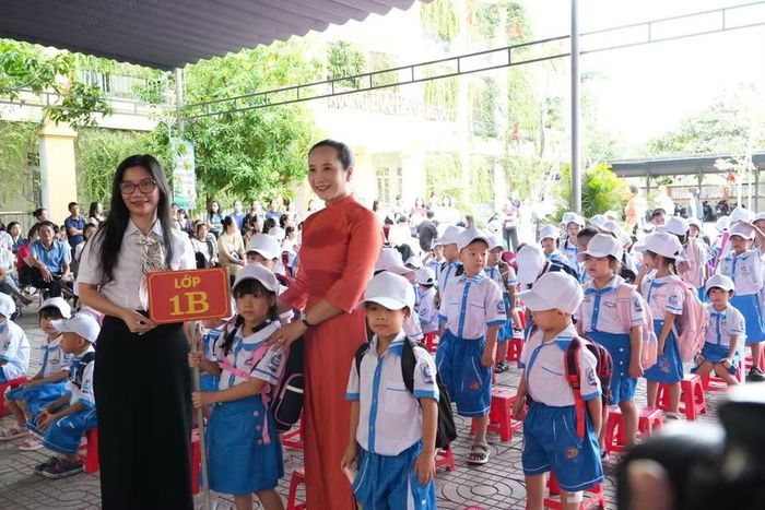 Ban giám hiệu nhà trường trao bảng tên cho các lớp khối 1.