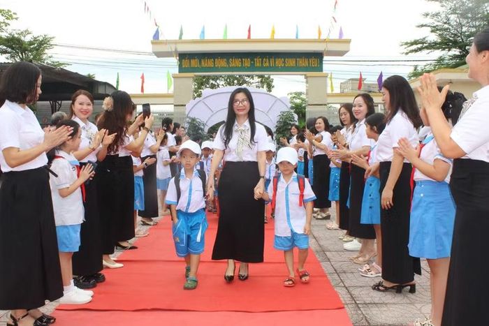 Ban giám hiệu cùng đón học sinh tại cổng trường trước.