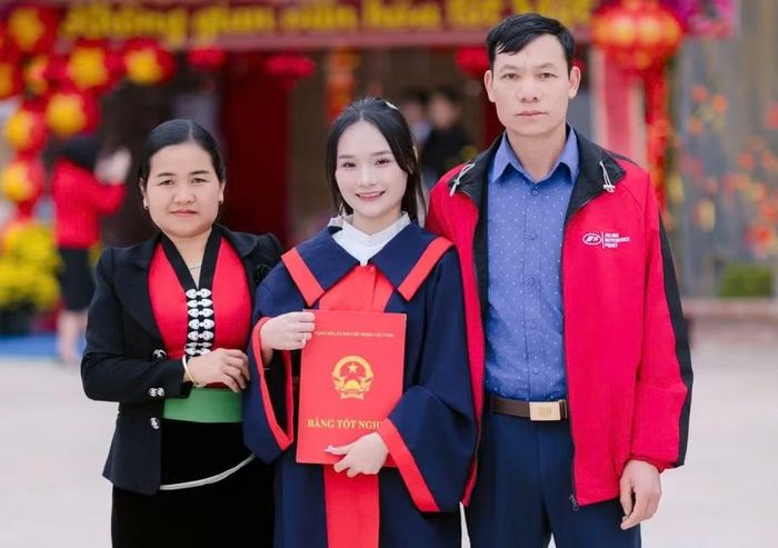 Lò Thị Hồng cùng bố mẹ.