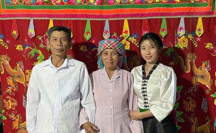 Điêu Thị Thu cùng ông bà.