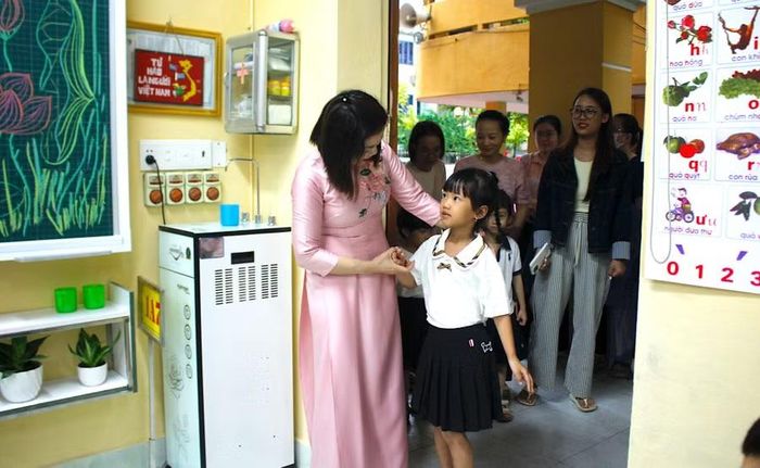 Giáo viên có mặt từ sớm để chào đón, hướng dẫn học sinh trong ngày đầu đến trường.