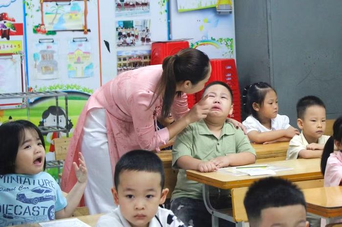 Trong ngày đầu đến lớp, nhiều em vẫn còn mè nheo, được cô giáo nhẹ nhàng dỗ dành, động viên.