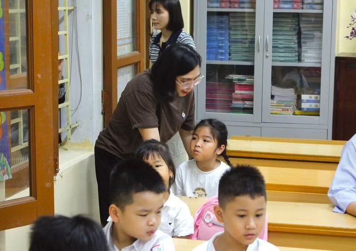 Phụ huynh động viên, đồng hành cùng con trước khi bước vào giờ học đầu tiên.