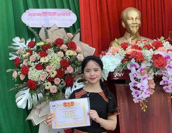 Hồ Thị Hậu (sinh viên năm 2 ngành Sư phạm Ngữ văn, ĐH Sư phạm Đà Nẵng). Ảnh NVCC.