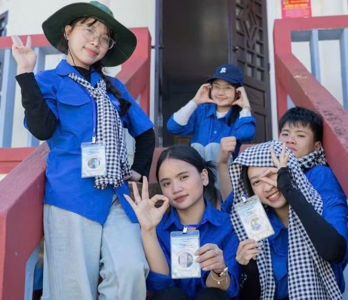 Hồ Thị Hậu (thứ hai từ trái sang) thường xuyên tham gia các hoạt động tình nguyện. Ảnh NVCC.