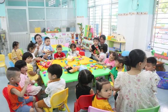 Cô trò lớp Mầm gặp lại trong ngày tựu trường.