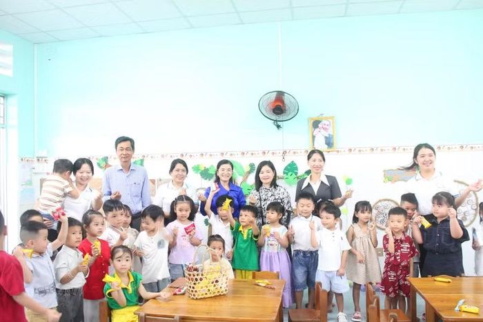 Bà Trần Thị Huyền, Giám đốc Sở GD&ĐT thăm cô, trò Trường Mầm non An Bình, phường An Bình.