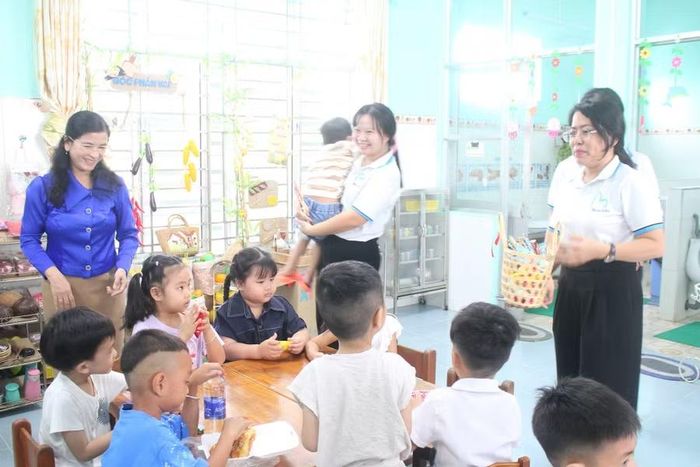 Bà Trần Thị Huyền, Giám đốc Sở GD&ĐT thăm các bé lớp Lá.