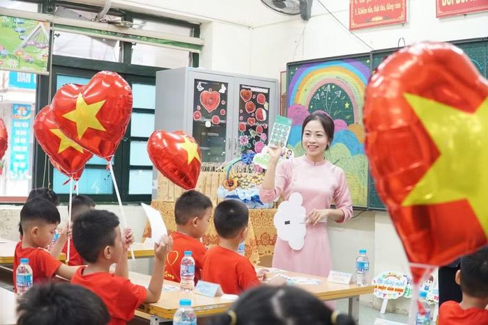 Trong ngày tựu trường, các em học sinh được cô giáo tặng những món quà nhỏ xinh để làm quen, tạo không khí vui tươi, phấn khởi. Ảnh: Hồ Lài