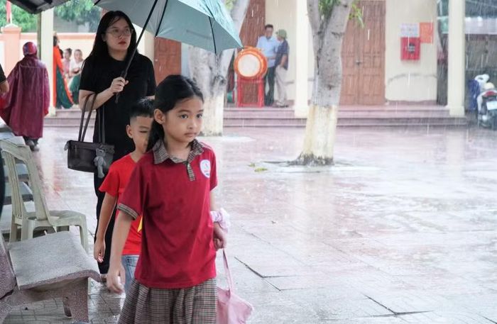 Mặc dù thời tiết không thuận lợi nhưng phụ huynh và học sinh Trường Tiểu học Hưng Lộc đã đến tựu trường đầy đủ, đúng giờ.